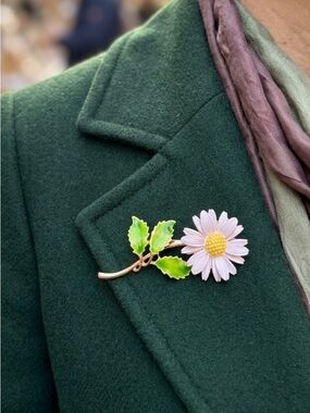Handcrafted Daisy Blossom Pendant Necklace - Green Leaves